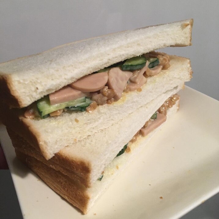 魚肉、きゅうり、ひきわり納豆のサンドイッチ